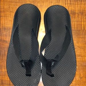 Chaco men’s black flip flops